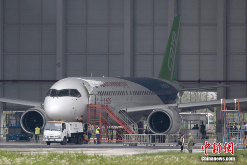 5月4日，一架國產(chǎn)大飛機(jī)C919在機(jī)庫內(nèi)做首飛前最后的準(zhǔn)備。中新社記者 張亨偉 攝